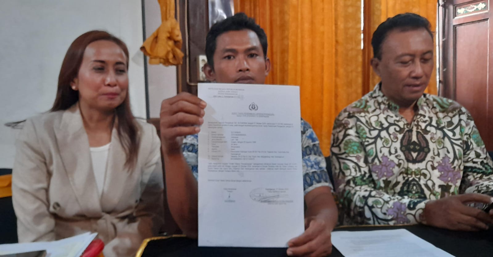 Sutarman (tengah) menunjukkan bukti laporan ke polres Karanganyar. (Rudi Hartono/Radar Solo)