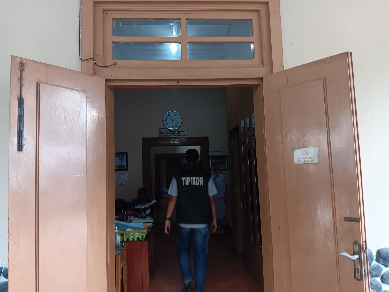 Unit Tipikor Satreskrim Polres Klaten menggeldah kantor Dinas Perumahan Rakyat dan Kawasan Permukiman (Disperakim) Klaten, Kamis (7/11/2024). (Angga Purenda/Radar Solo)