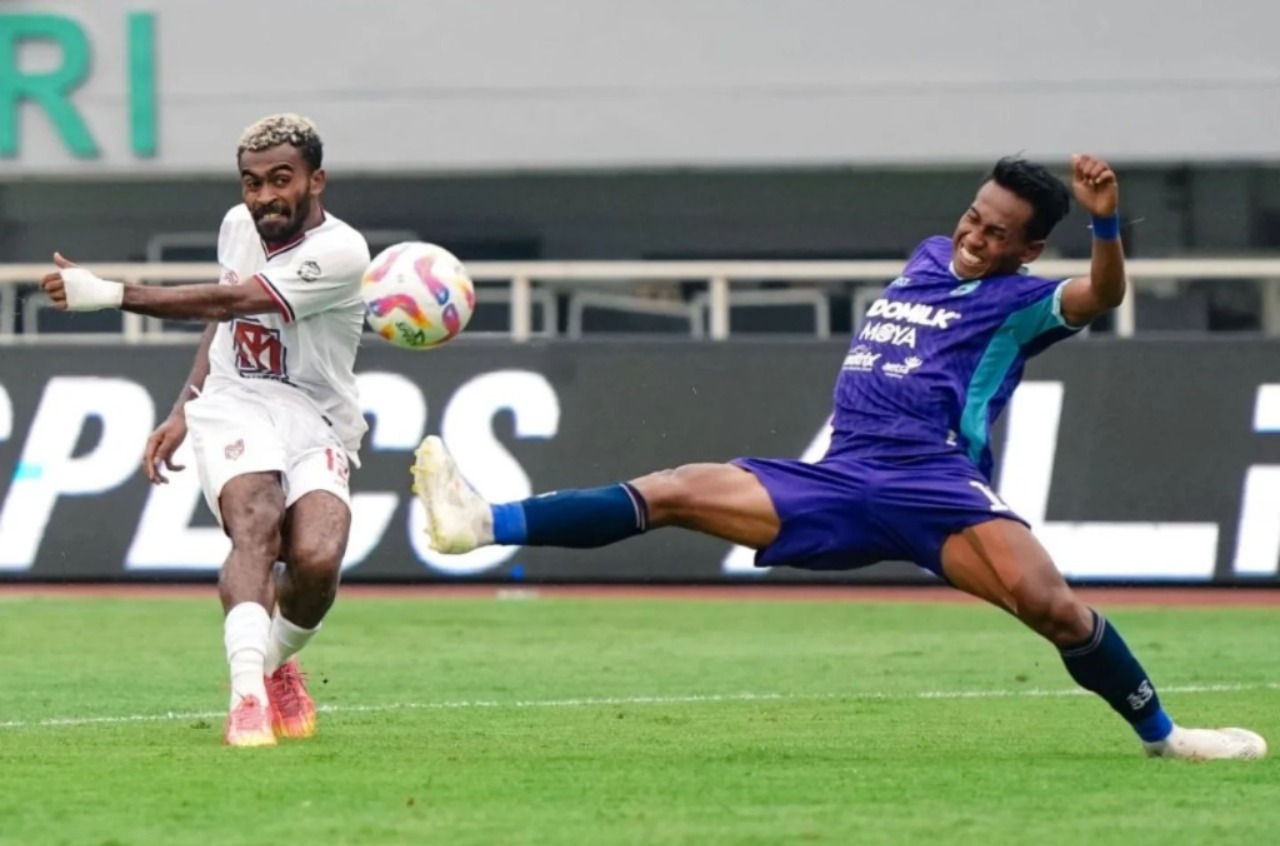 Tendangan gelandang Malut United Yakob Sayuri (kiri) hendak dihalau kapten Persita Tangerang M. Toha.