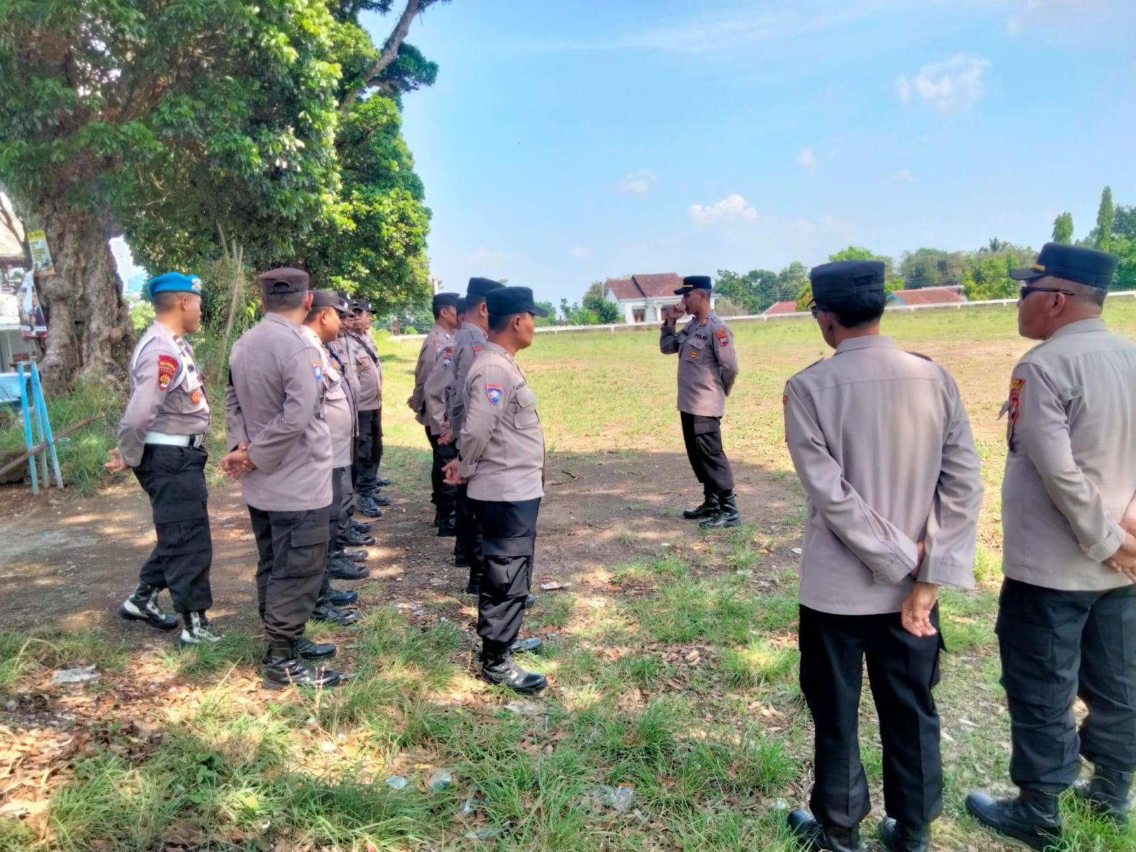 Anggota Polres Boyolali berkoordinasi untuk pengamanan kampanye calon kepala daerah.