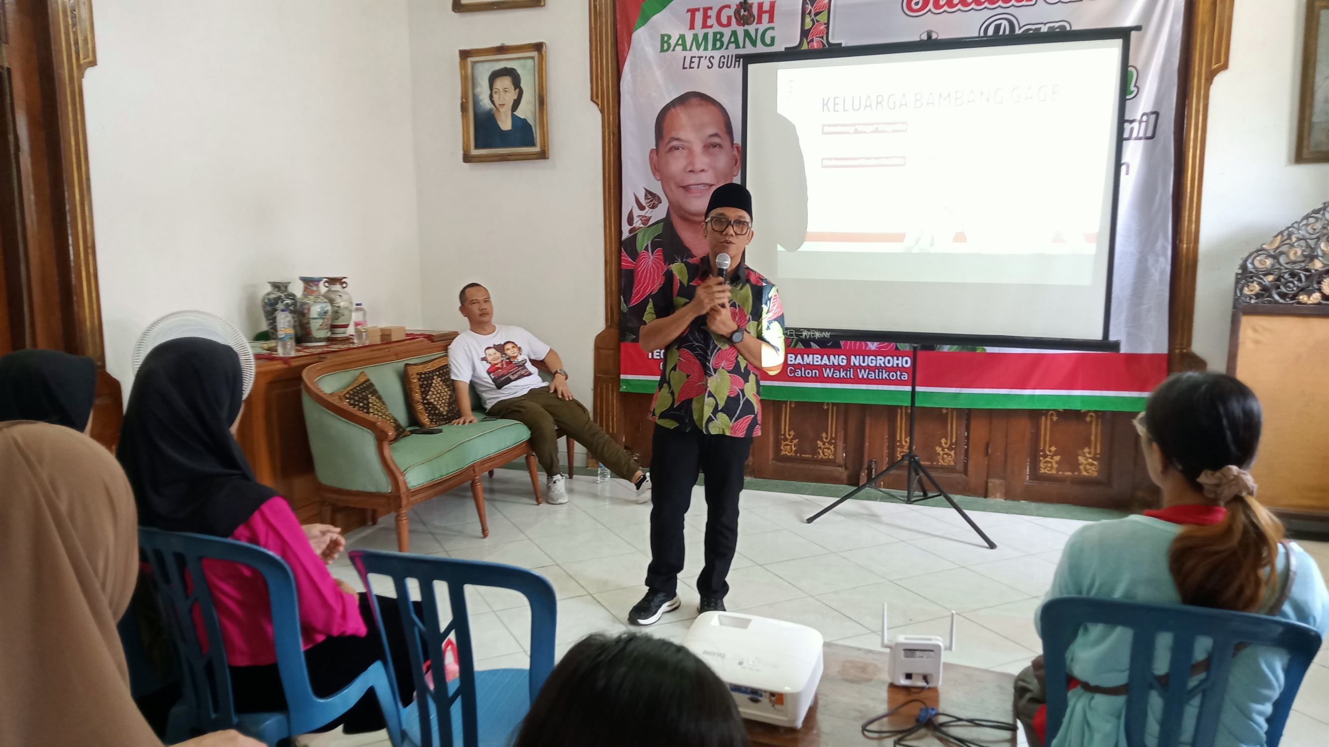 Bambang Nugroho saat menjelaskan program kerja paslon 01 kepada ibu hamil di Kelurahan Kratonan, Jumat (8/11/2024).