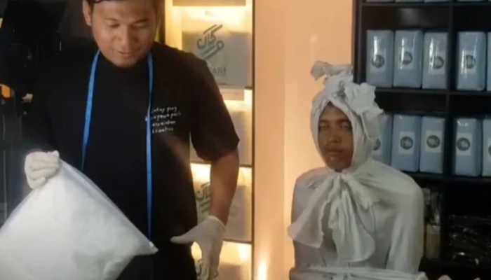 Yoka, penjual kain kafan yang tawarkan dagangannya lewat live TikTok.