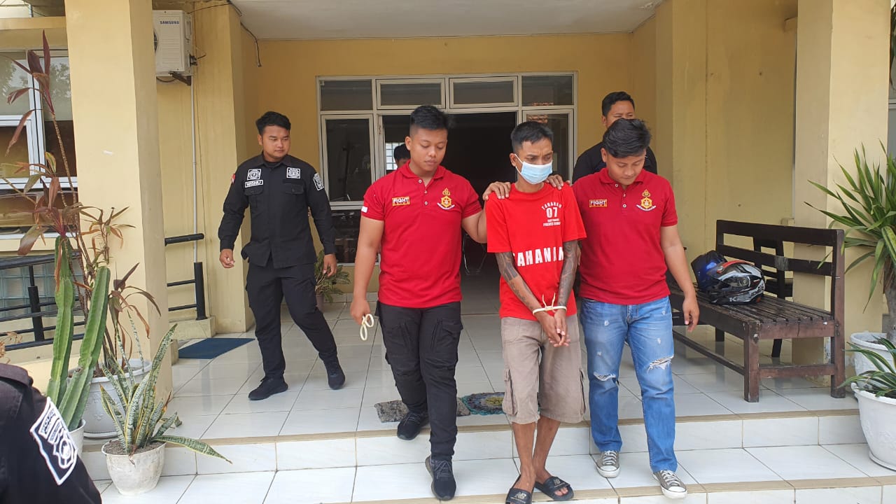 Donny Saputra, 30, alias DS (tengah) saat ditangkap aparat Polres Sragen karena mengonsumsi narkoba. (Ahmad Khairudin/Radar Solo)