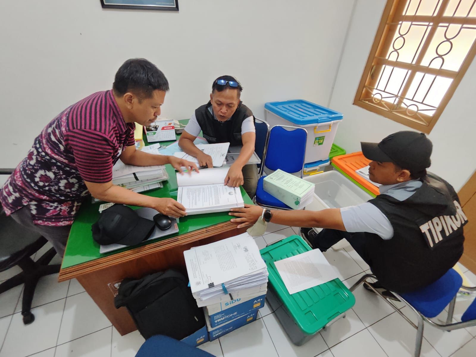 Unit Tipikor Satreskrim Polres Klaten menggeledah kantor Disperakim Klaten, Kamis (7/11/2024). (Dokumentasi Polres Klaten)