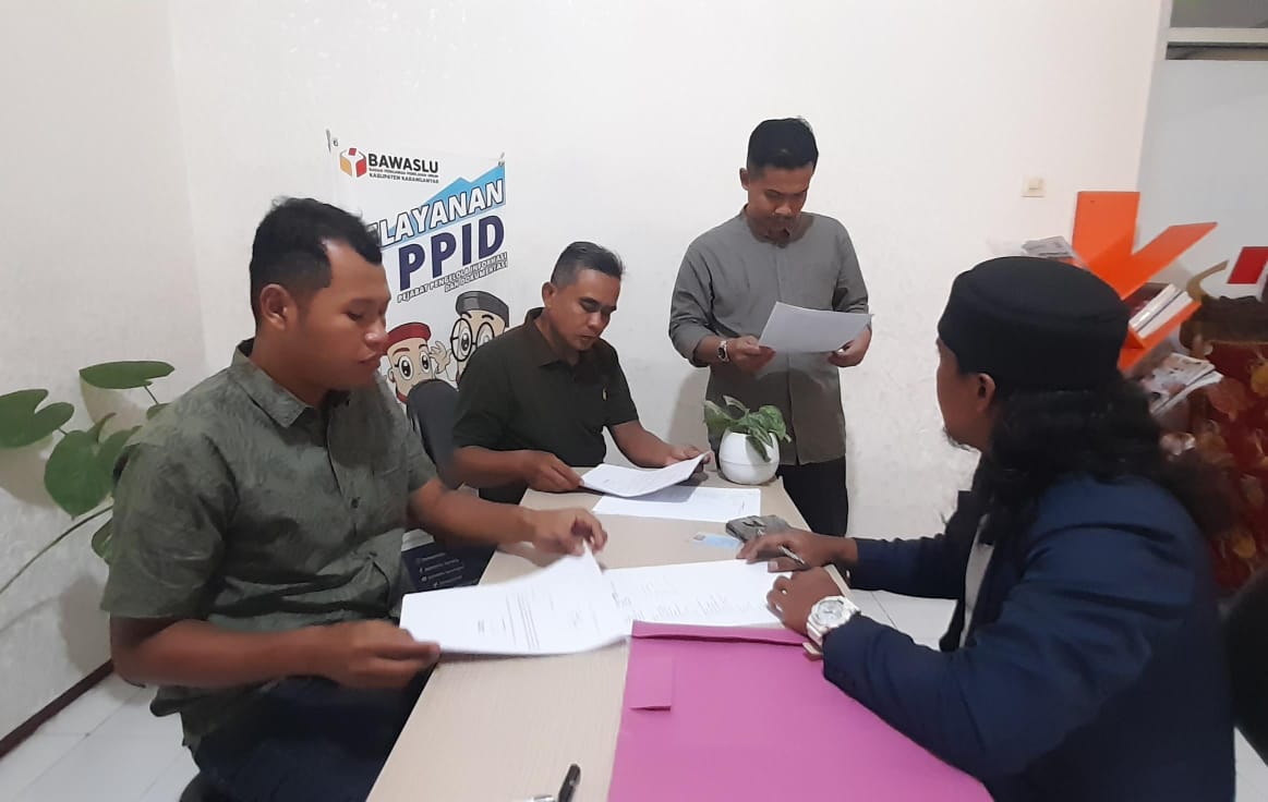 Bawaslu Karanganyar menerima laporan dari elemen masyarakat terkait dugaan pelanggaran netralitas ASN. (Angga Purenda/Radar Solo)