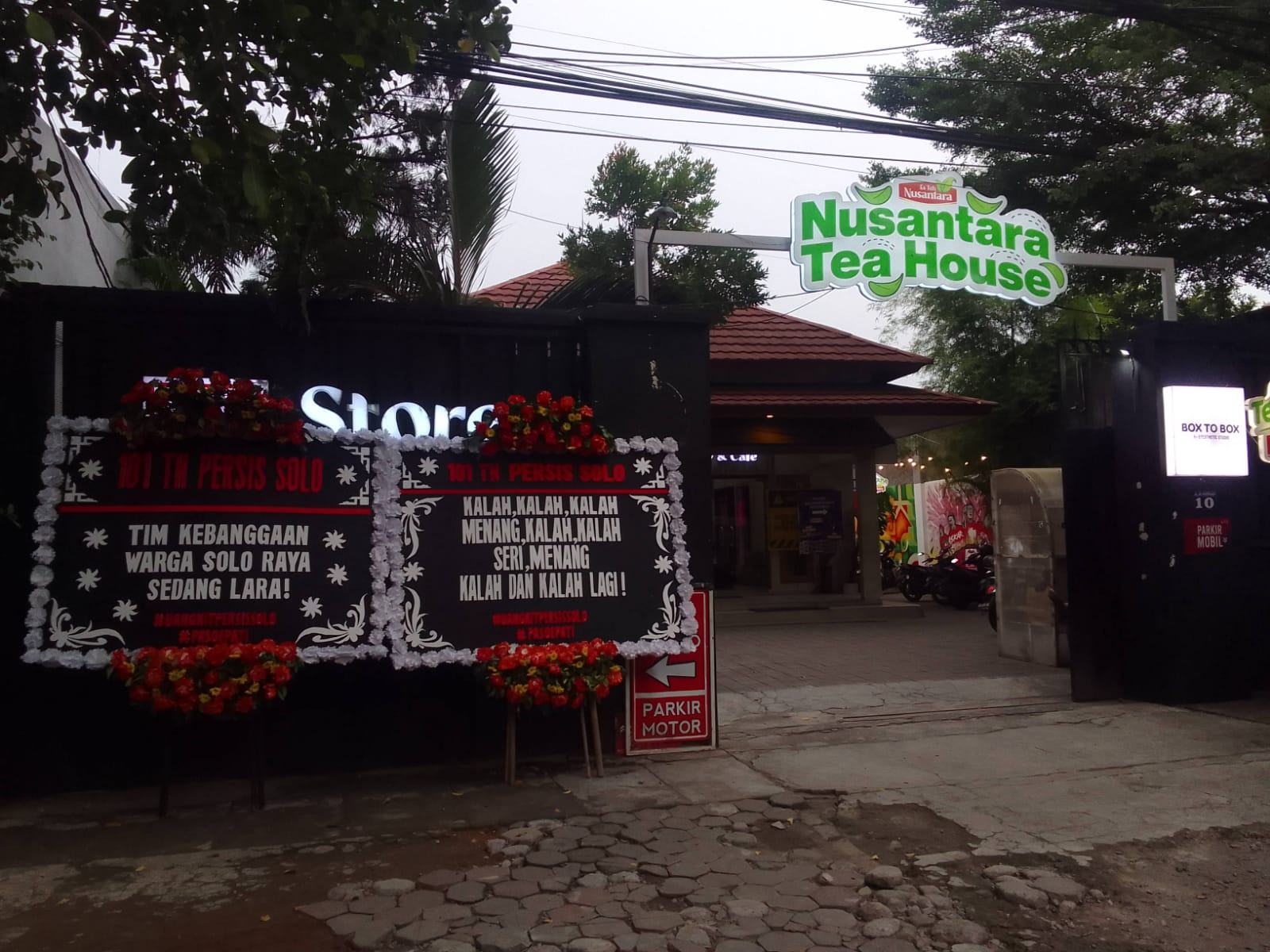 Karangan bunga yang dipasang DPP Pasoepati di depan Persis Store, Jumat (8/11/2024).