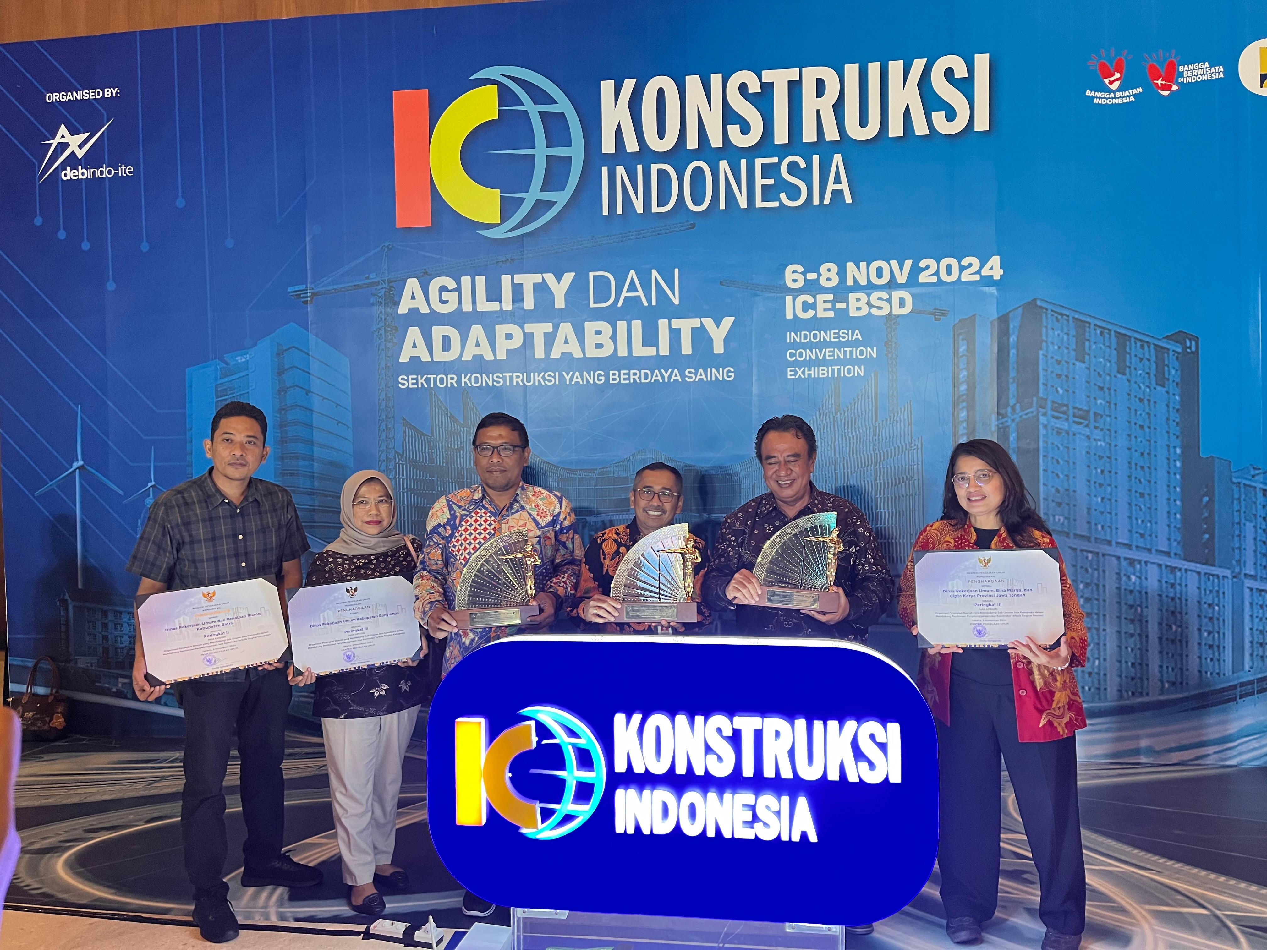 Kepala DPUBMCK Jateng Hanung Triyono (tengah) terima penghargaan Konstruksi Indonesia 2024.