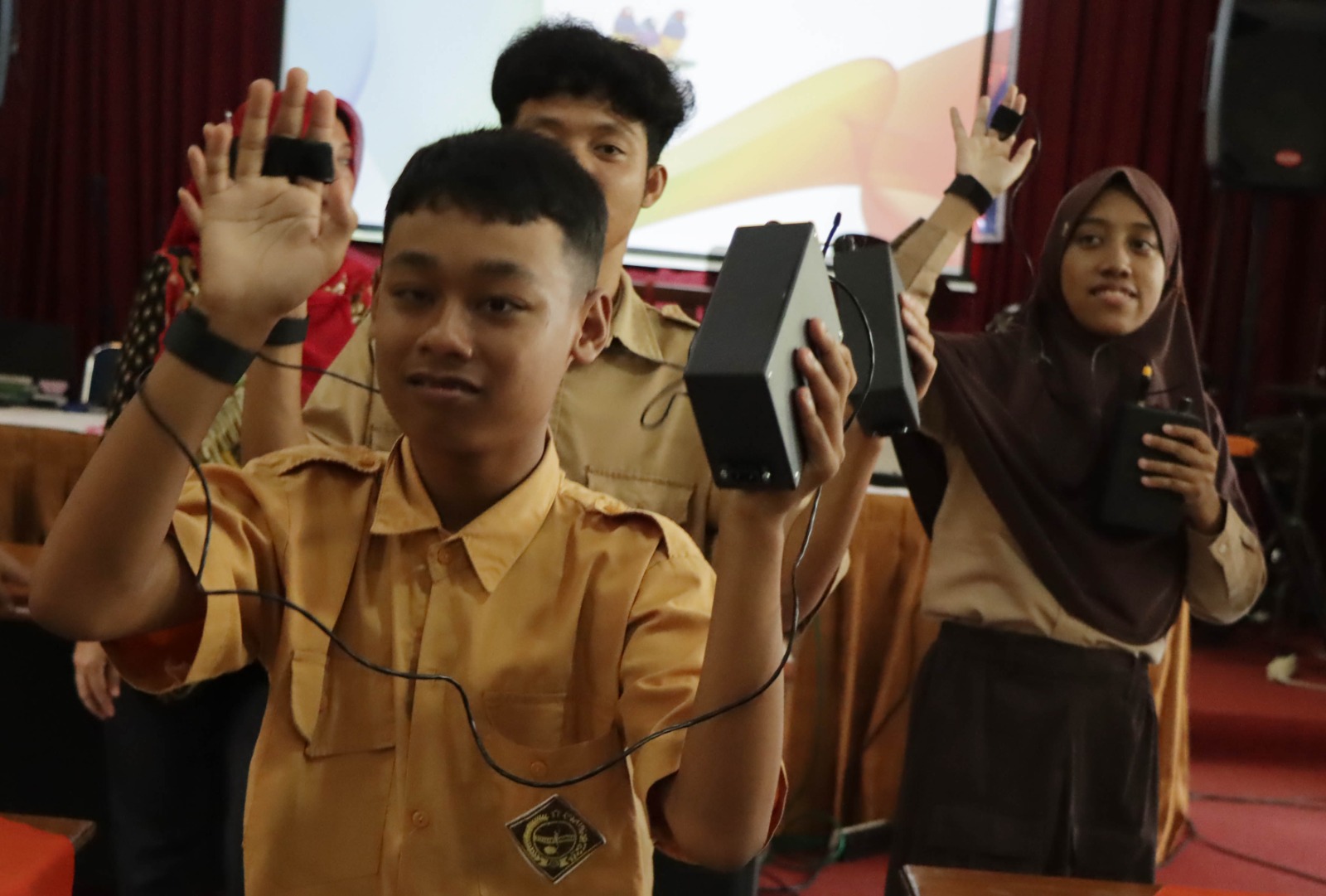 Ekspresi siswa SLBN Karanganyar ketika menari dengan bantuan Budmergo kreasi PDIS FSP ISI Surakarta, Jumat (8/11).