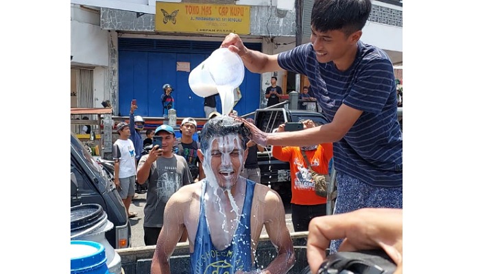 Peternak dan pelopor susu sapi Boyolali gelar protes dengan aksi mandi susu, Sabtu (9/11).