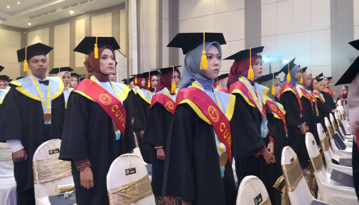 Pengambilan sumpah dan janji profesi tenaga vokasi farmasi dalam wisuda ke-19 Politeknik Indonusa Surakarta, Sabtu (9/11).