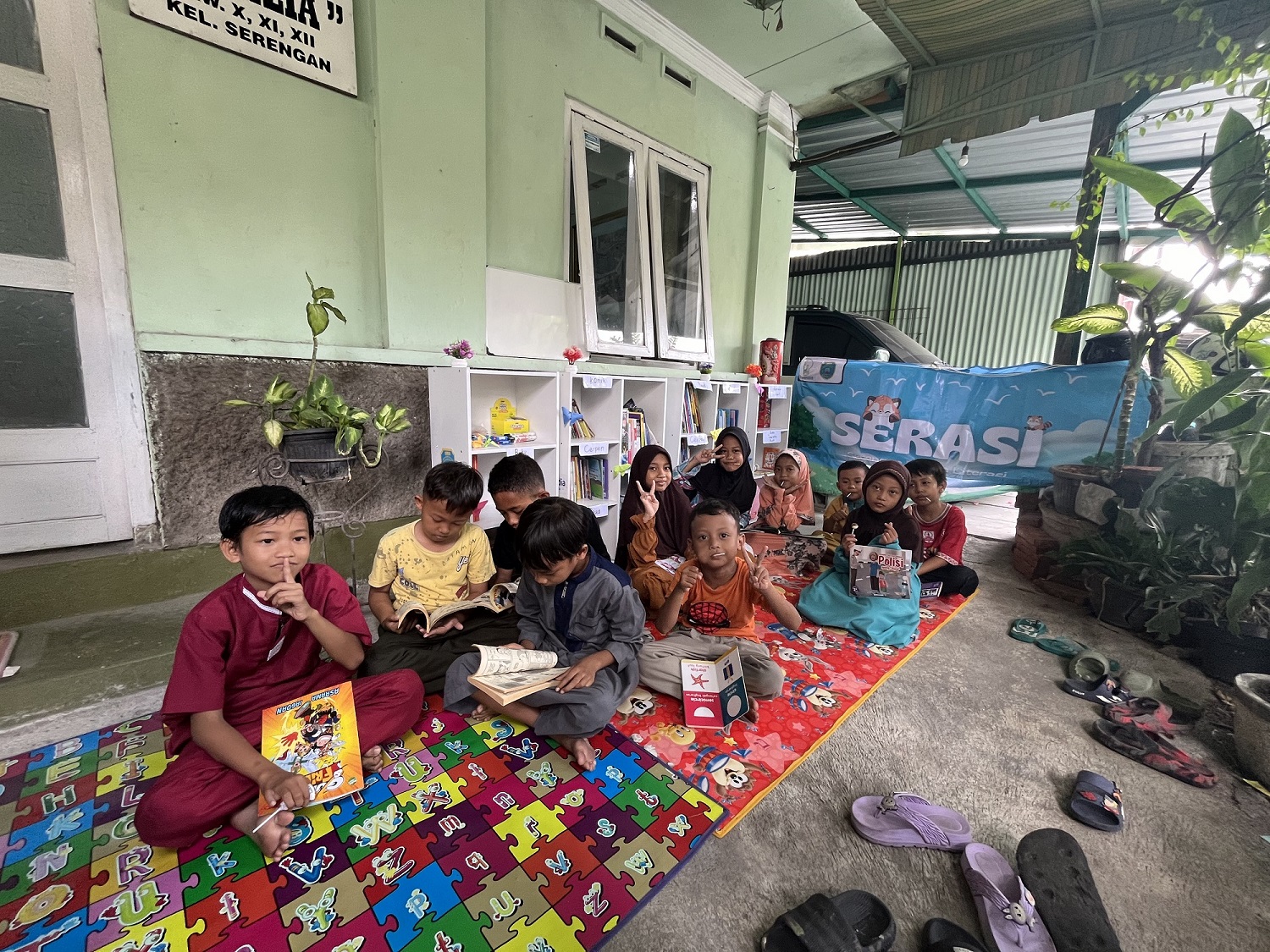 Anak-anak sedang membaca beragam buku yang disediakan komunitas Transid. (Dok. Transid)