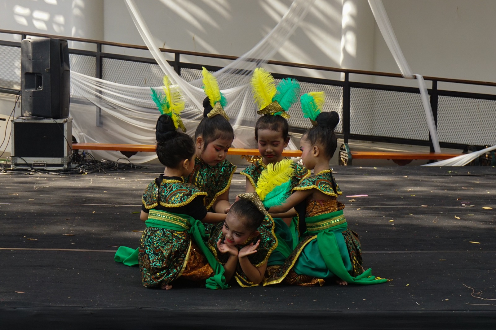Anak-anak tengah mementaskan tari dolanan yang digelar di panggung Taman Balekambang, Sabtu sore (26/10).