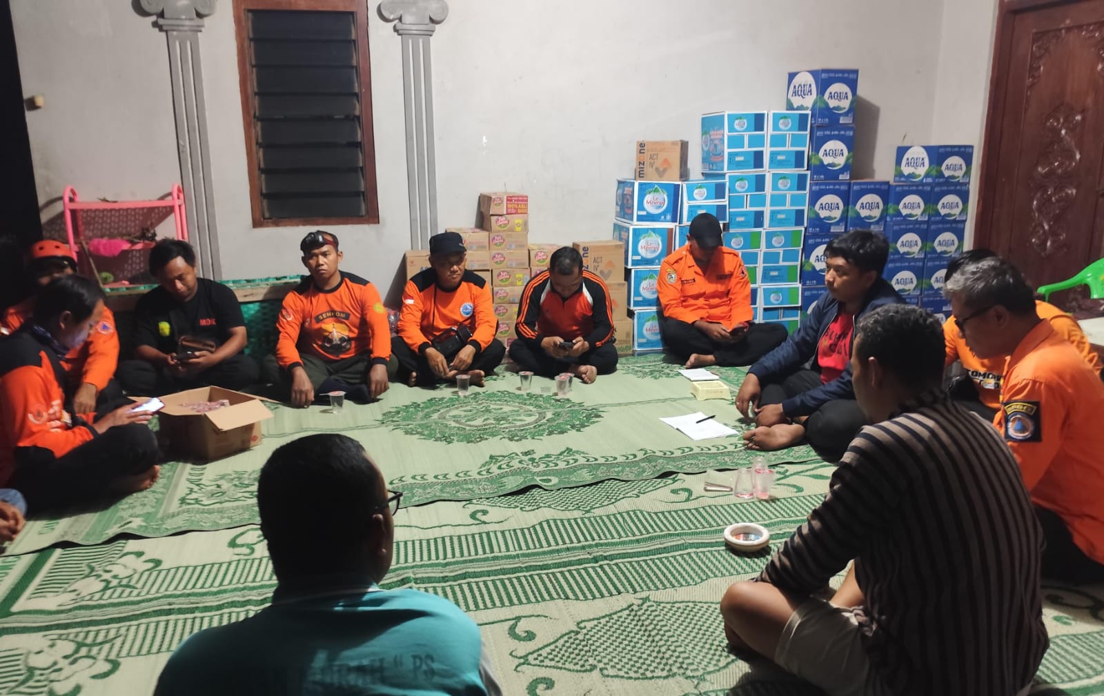 Relawan gabungan di Karanganyar koordinasi lakukan pencarian warga Sewurejo, Mojogedang yang diduga menghilang saat memancing, Minggu (10/11/2024). (Rudi Hartono/Radar Solo)