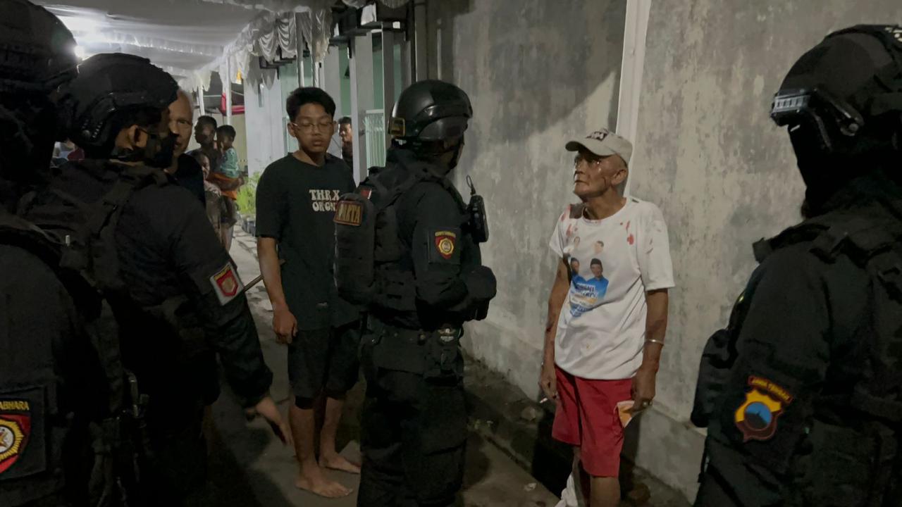 Seorang lansia diinterogasi tim Sparta Polresta Solo karena membuat gadung di mata tetangganya.