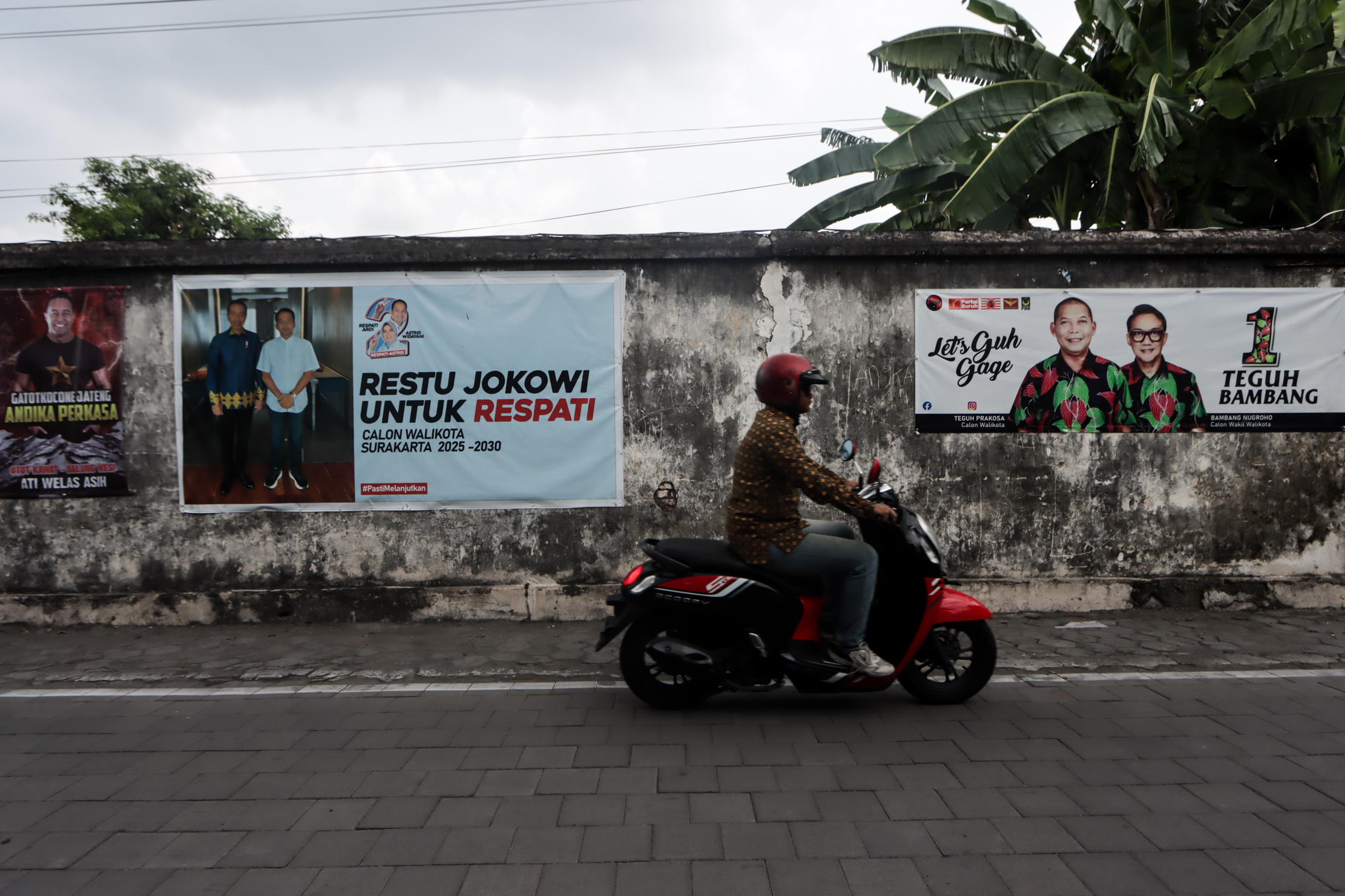 Alat peraga kampanye terpasang di tembok Keraton Surakarta yang masuk cagar budaya. (M Ihsan/Radar Solo)