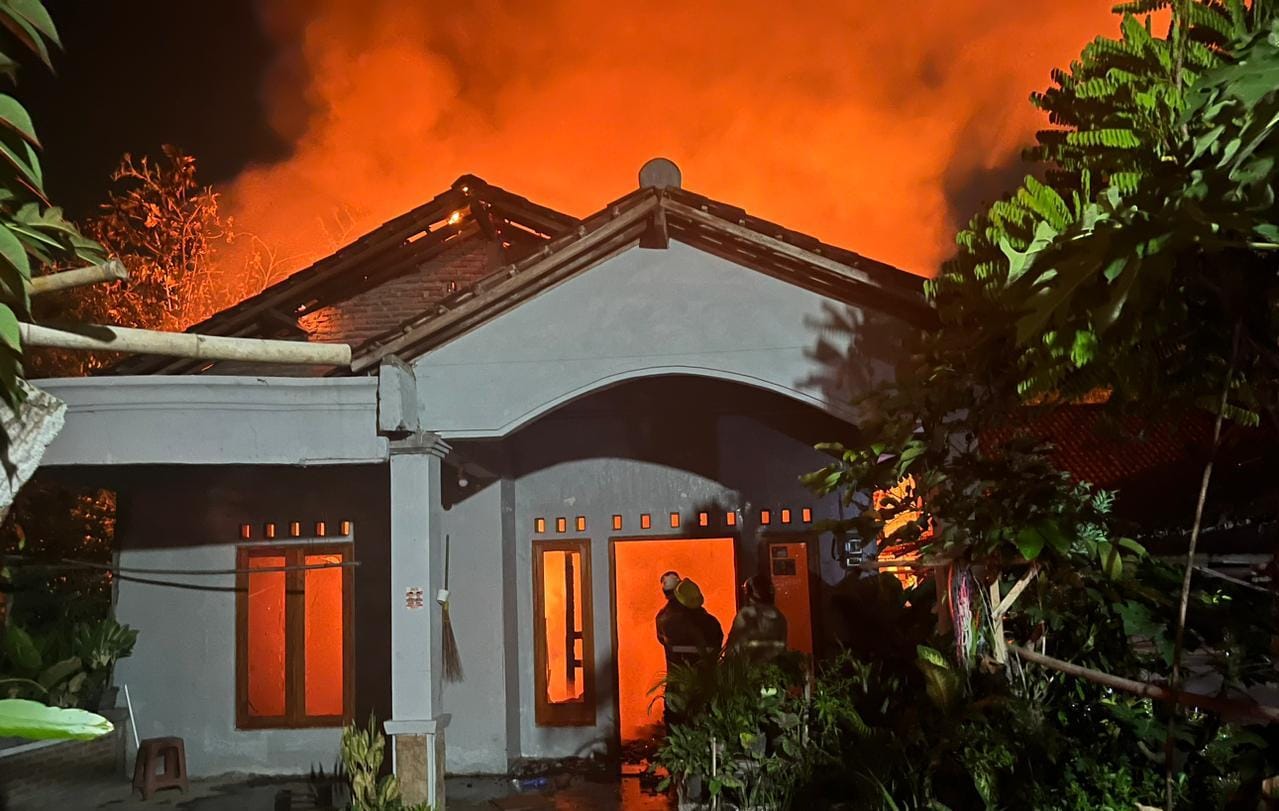 Kondisi rumah warga Desa Selokaton, Kecamatan Gondangrejo, Karanganyar yang terbakar pada Minggu (10/11/2024) dini hari. (Rudi Hartono/Radar Solo)
