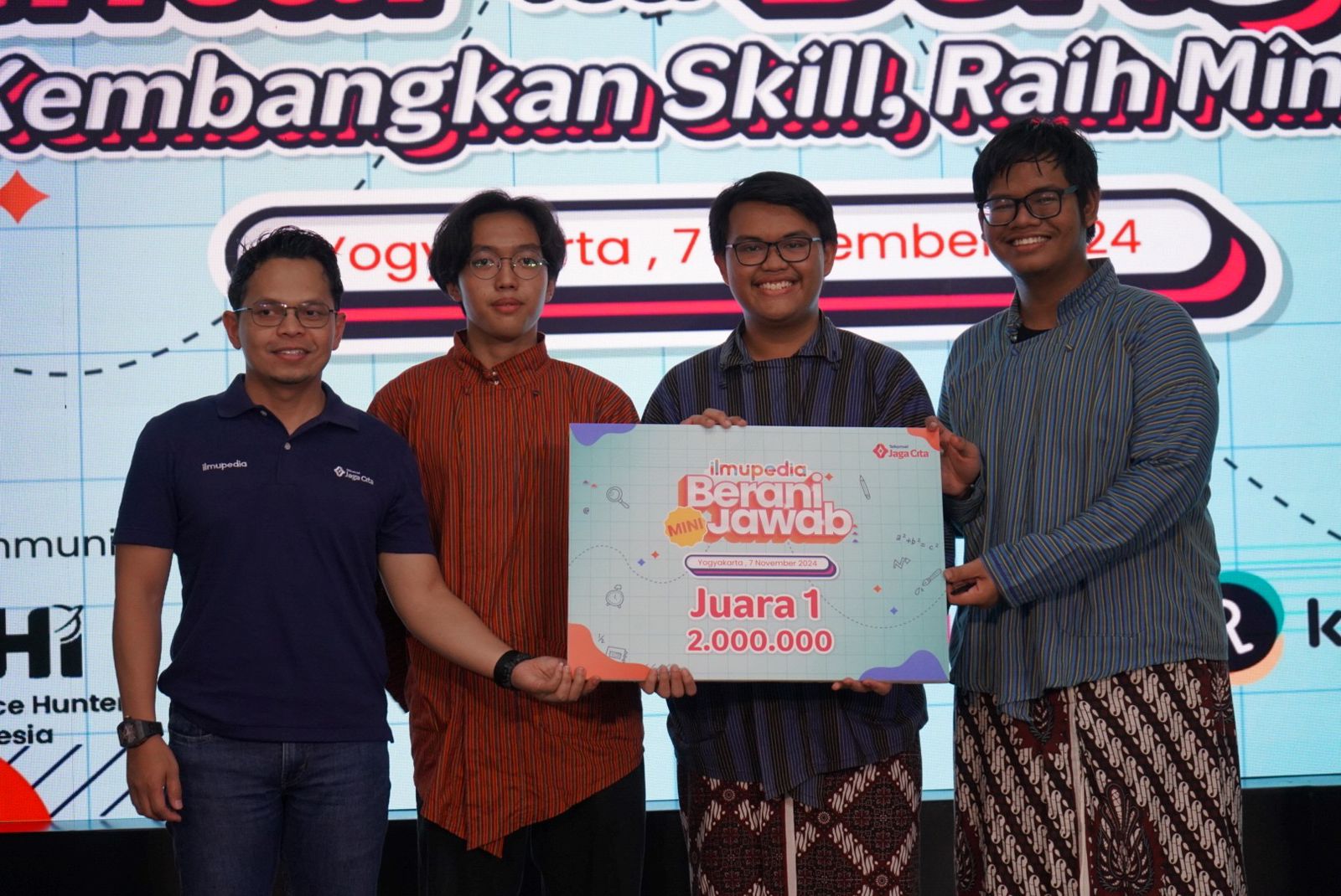 Roadshow ilmupedia &ldquo;Pintar Itu Beragam&rdquo;, memperkenalkan platform Ilmupedia yang lebih interaktif, serta beragam kegiatan seperti Mini IBJ Quiz, talkshow, dan kompetisi jingle&nbsp;ilmupedia.