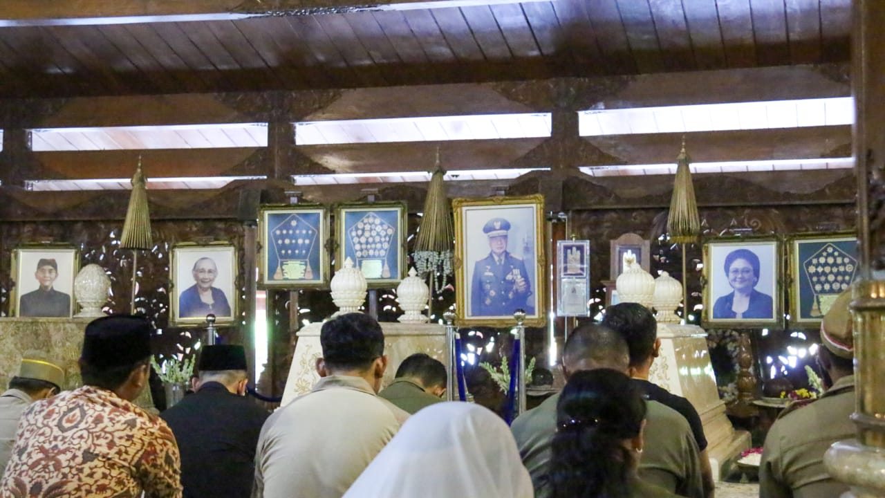 Manajemen Lorin Group Solo berdoa di Astana Giri Bangun Karanganyar kompleks makam Presiden ke-2 RI Soeharto dan pahlawan nasional Tien Soeharto dalam rangka Hari Pahlawan, Minggu (10/11/2024).