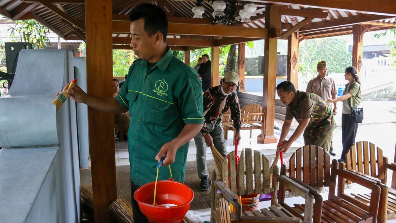 Manajemen Lorin Group Solo turut membersihkan dan mengecat tembok kompleks Astana Giribangun, Karanganyar.