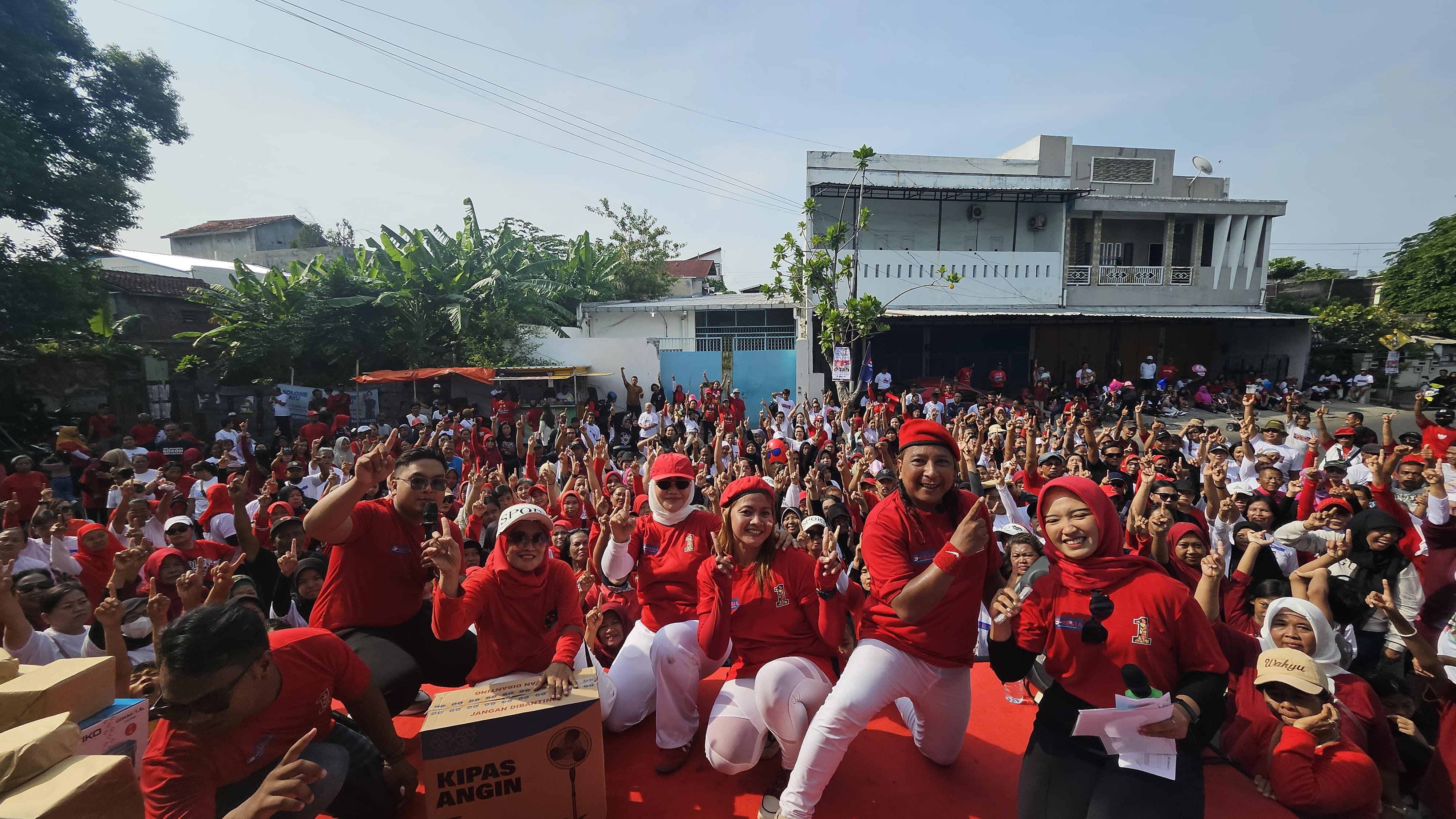 Massa menyemut di sekitar sekretariat G-Nesia,  Jalan Tentara Pelajar No.108, Gilingan, Kota Solo untuk beri dukungan ke calon Walikota-Wakil Walikota Solo Teguh-Bambang Gage, Minggu (10/11/2024).