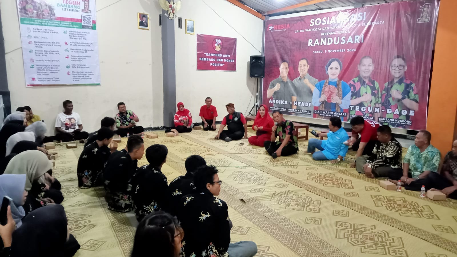 Teguh didampingi Diah Warih Anjari dan Ketua Tim Pemenangan Y.F Sukasno berkunjung ke Kampung Randusari, RW 30, Mojosongo