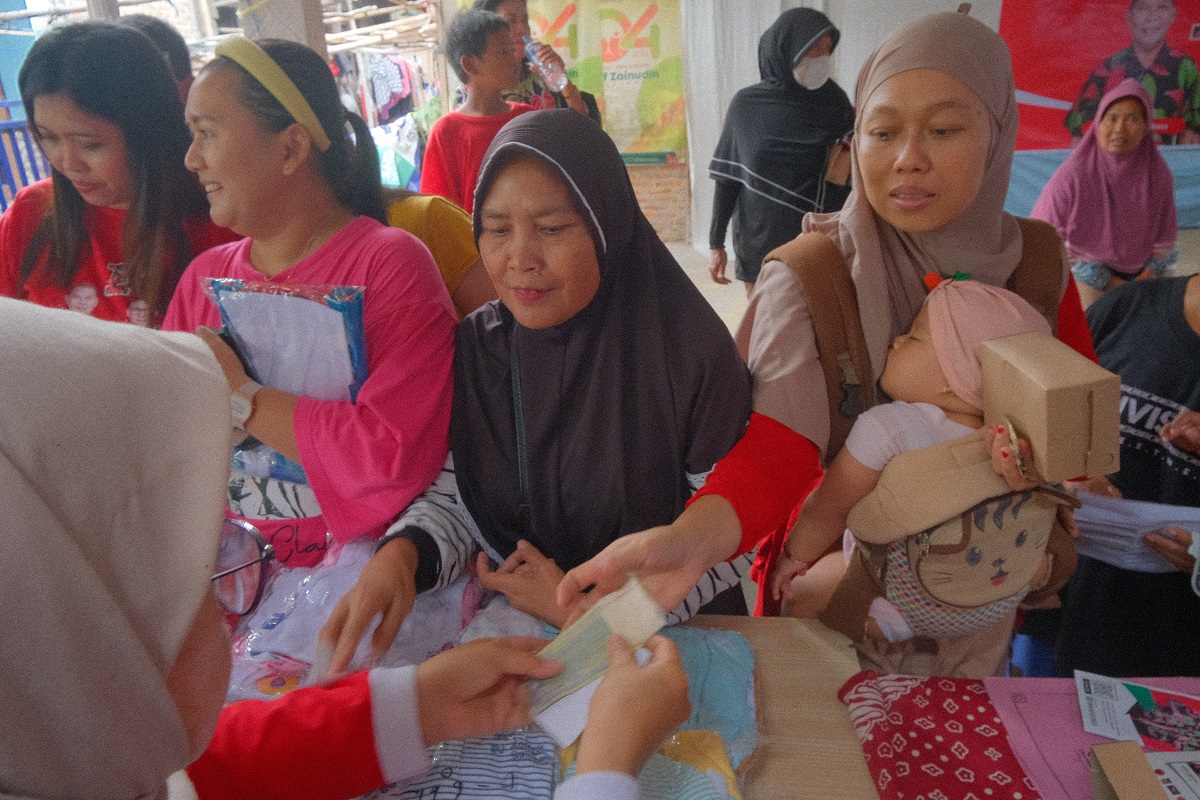 Warga kampung Kentingan RW 36 menggelar aksi Tebus Sandang Balita yang hanya dibanderol Rp 1000.