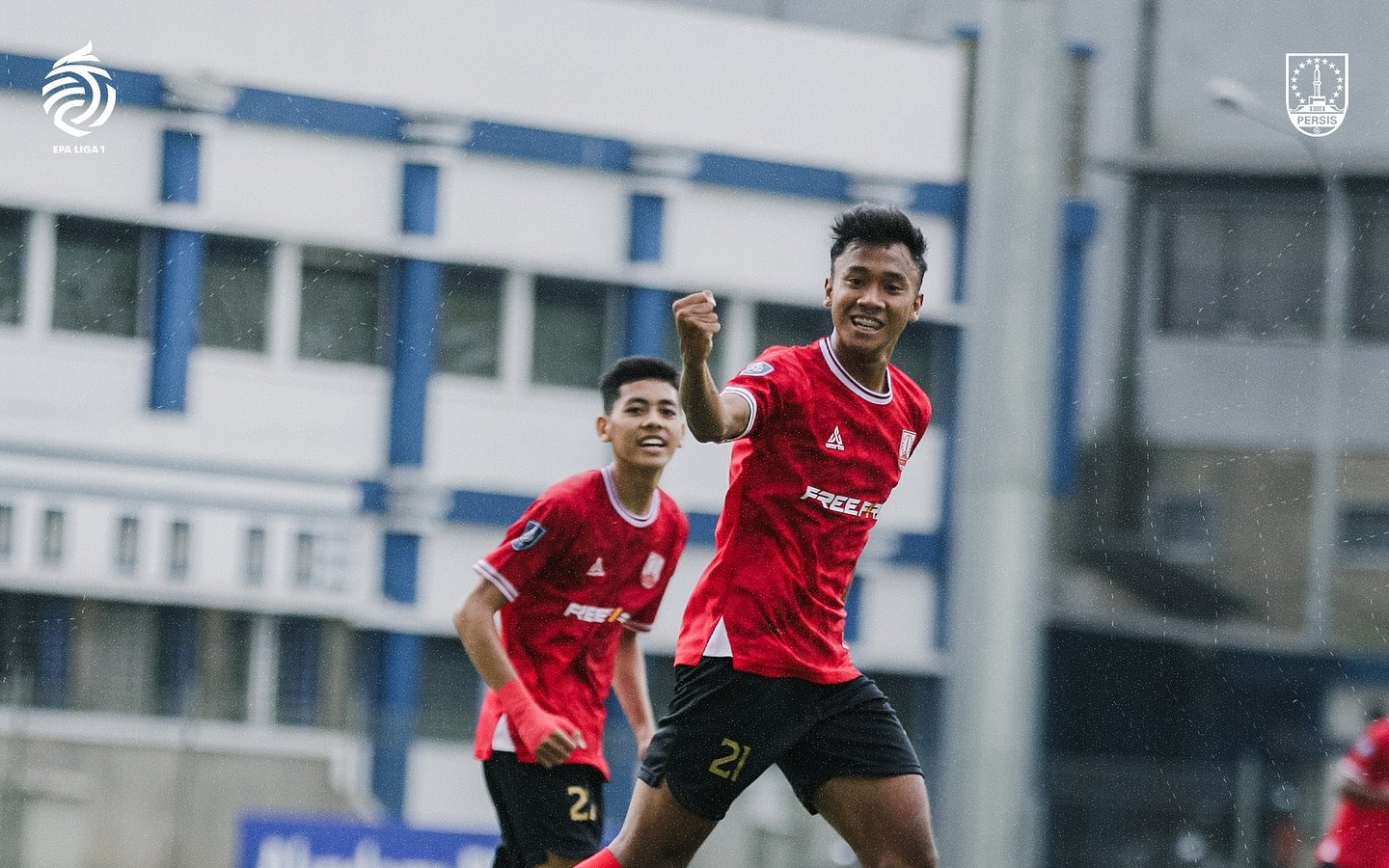 Striker Persis Solo U-20 Romadona Dwi Kusuma merayakan golnya di EPA Liga 1 U-20 2024/2025.