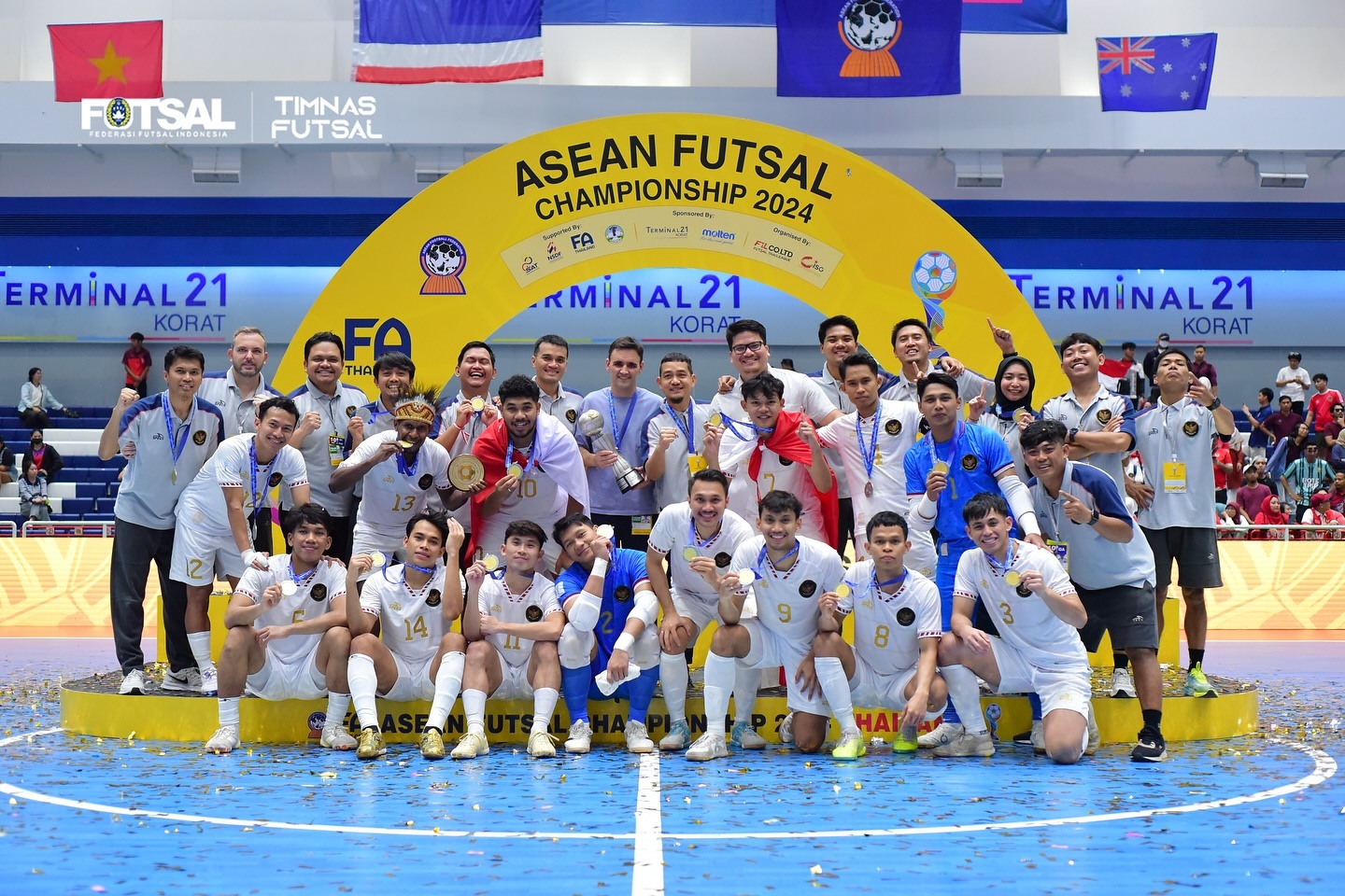 Dua pemain asal Sragen Guntur Sulistyo Ariwibowo (kiri) dan kiper M. Nizar Nayaruddin (kanan) usai membawa timnas futsal Indonesia di ajang Piala AFF di Thailand.