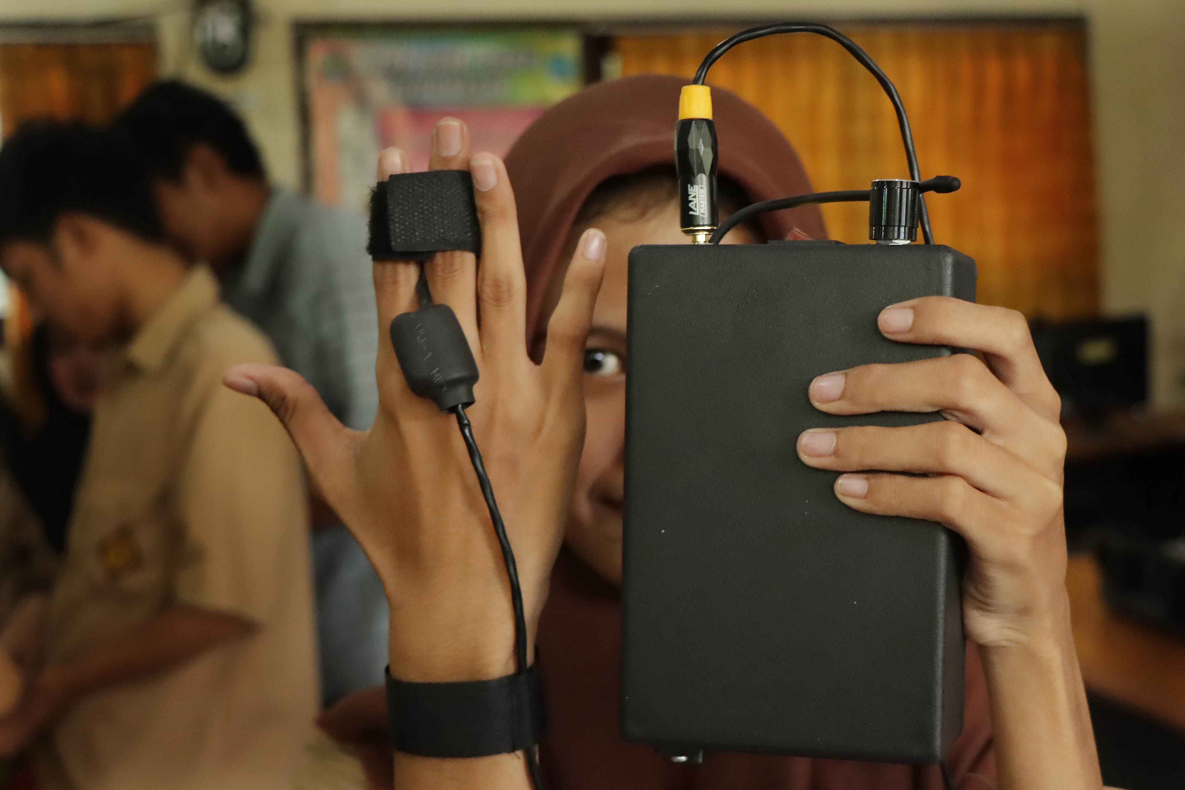 Siswa SLBN Karanganyar mempraktikkan alat Budmergo untuk menikmati musik. (Arief Budiman/Radar Solo)