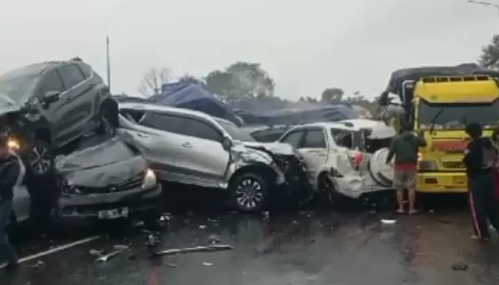 Mobil yang saling bertumpukan dalam kecelakaan beruntun di Tol Cipularang Km 92, Senin (11/11).