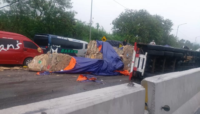 Kondisi Tol Cipularang Km 92 usai kecelakaan beruntun yang melibatkan belasan kendaraan saling bertumpukan.