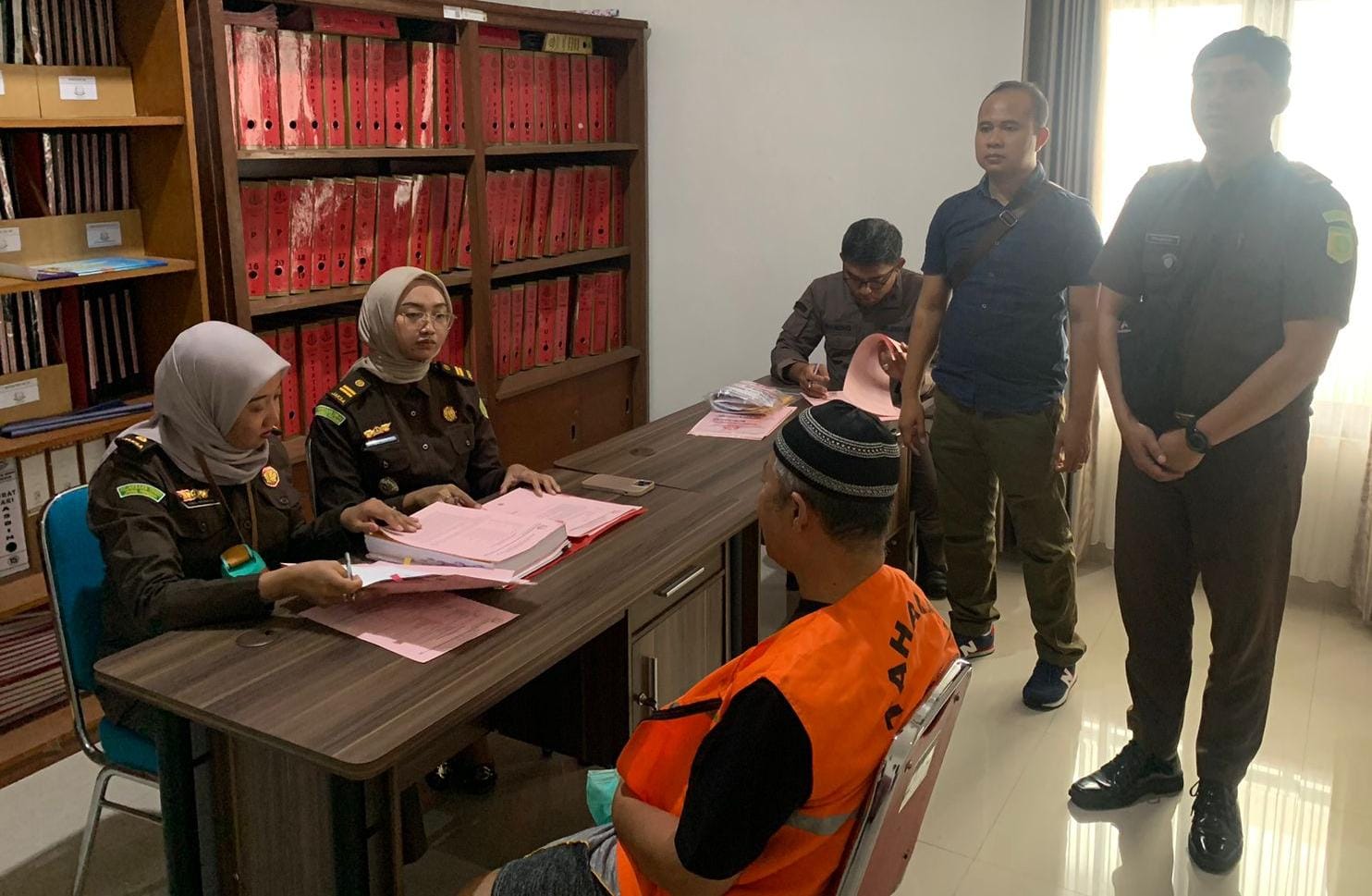 Oknum dosen tersangka penipuan berkedok investasi perumahan saat diperiksa di Kejari Karanganyar. (Rudi Hartono/Radar Solo)