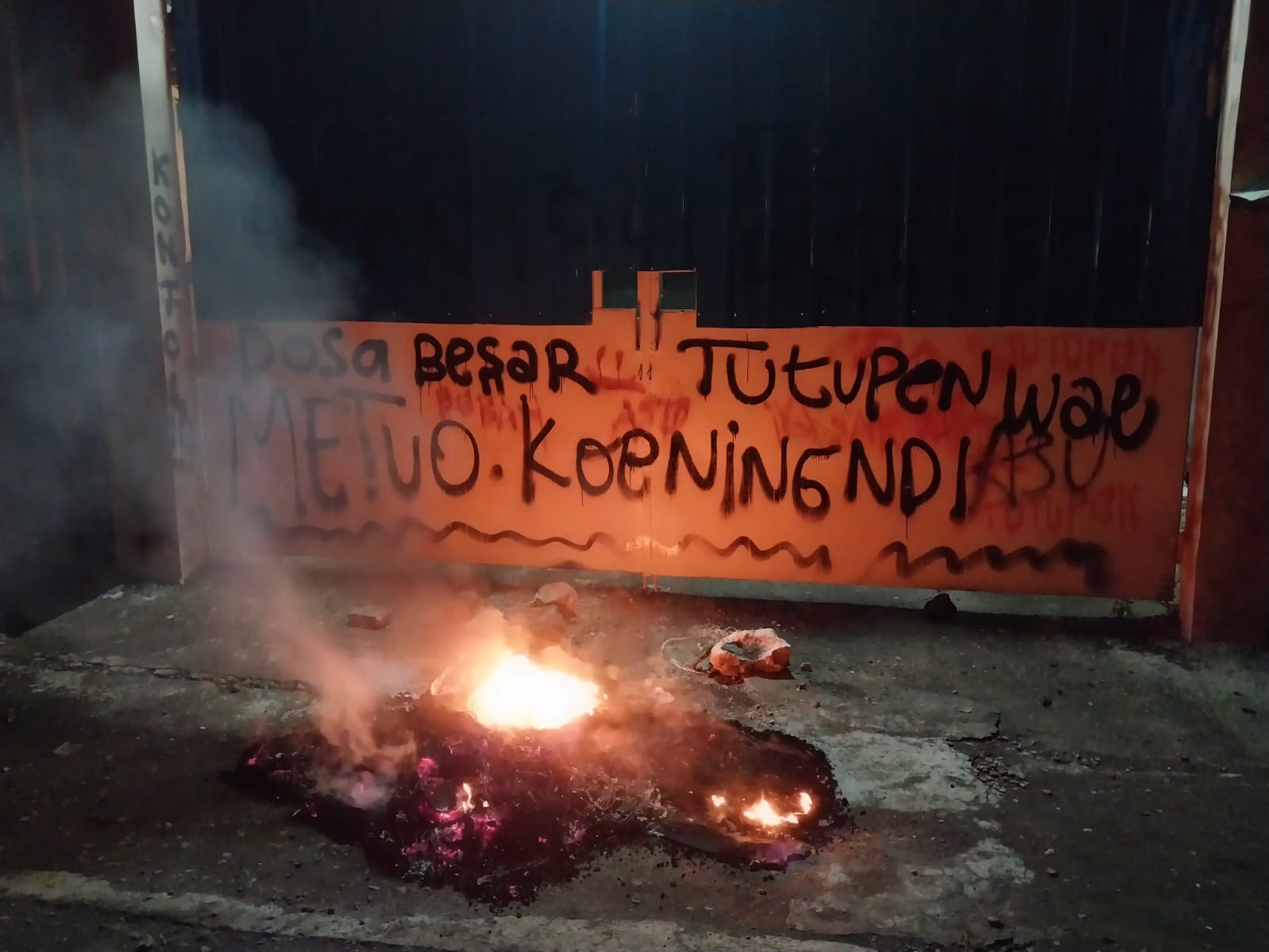 Aksi bakar ban warga Desa Jetis Karangpung, Kecamatan Kalijambe, Sragen sebagai wujud protes lalat dari kandang ayam. (Ahmad Khairudin/Radar Solo)