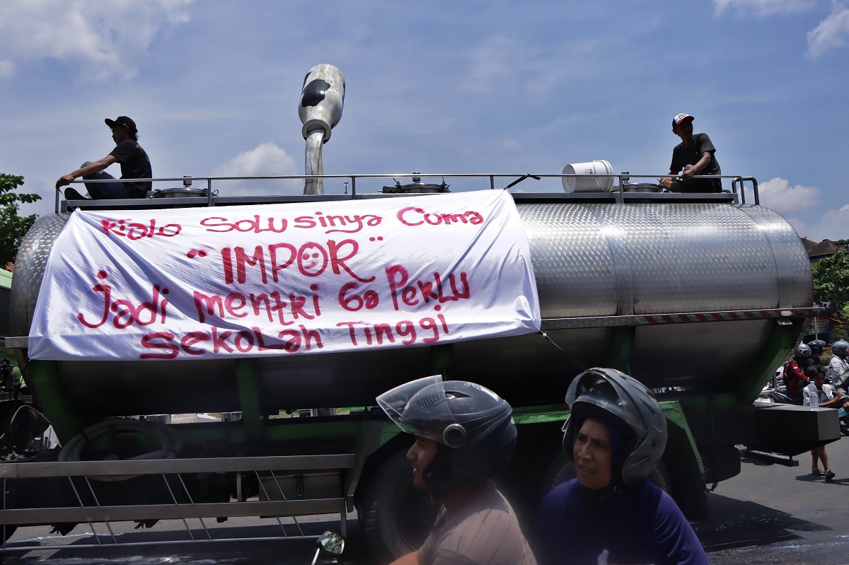 Peternak dan pengepul susu sapi di Boyolali gelar aksi karena produk susu lokal banyak yang tak terserap IPS, Sabtu (9/11/2024).