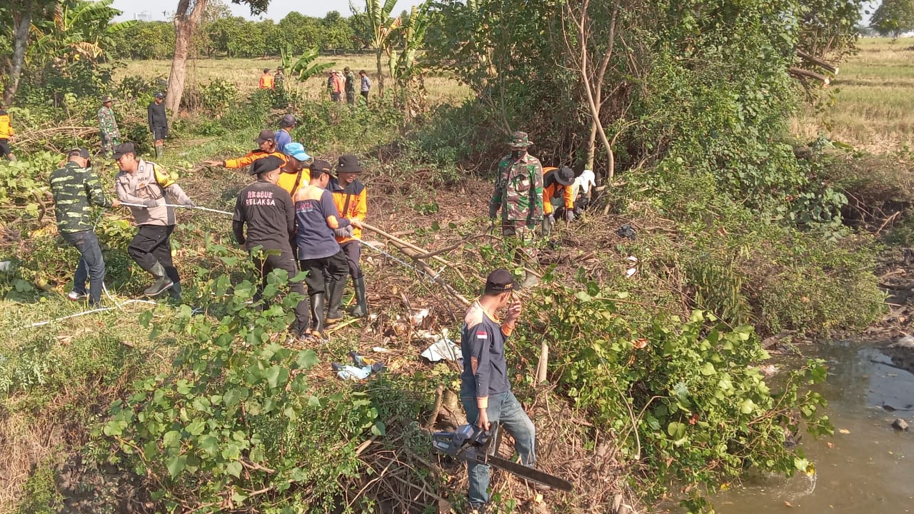 Personel gabungan bersihkan sungai di Desa Pranan, Polokarto, belum lama ini.