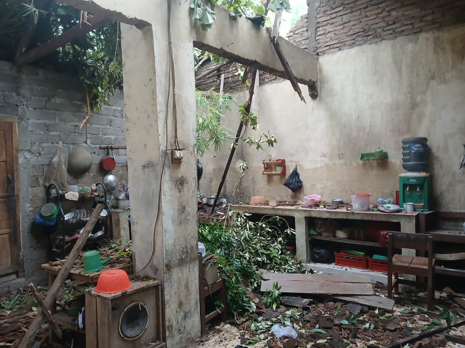 Rumah warga Dusun Sengon RT 03 RW 05 Desa Gebangharjo, Kecamatan Pracimantoro, Wonogiri yang rusak usai tertimpa pohon yang ambruk Minggu (11/11/2024) malam.