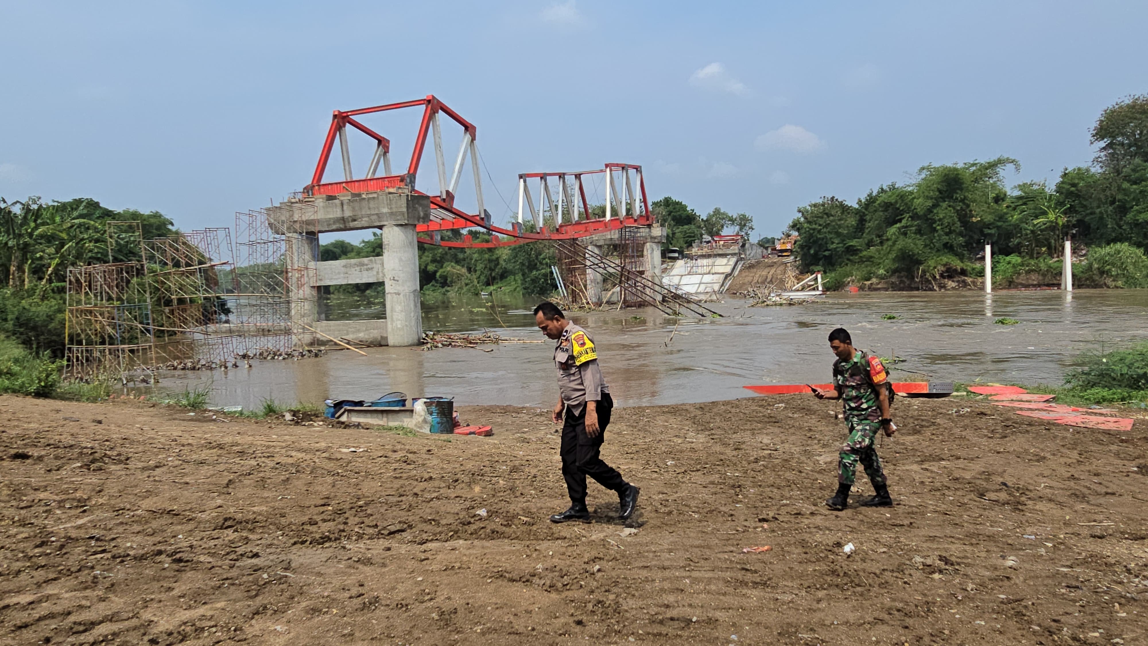 Proyek Jembatan Butuh di Kecamatan Sambirejo, Sragen terganggu akibat diterjang banjir Sungai Bengawan Solo, Senin-Selasa (11-12/11/2024)-