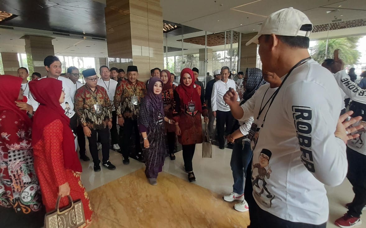 Paslon nomor urut 2 bupati-wakil bupati Karanganyar Rober Chirstanto-Adhe Eliana memasuki ruang debat. (Rudi Hartono/Radar Solo)