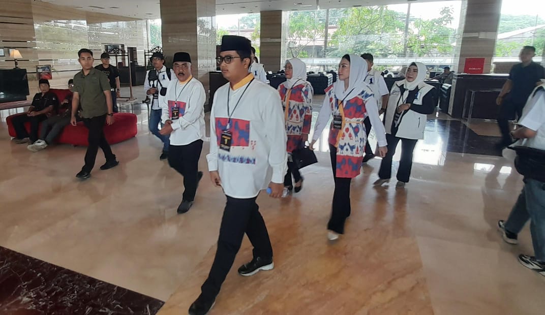 Paslon nomor urut 1 bupati-wakil bupati Karanganyar Ilyas Akbar Almadani-Tri Haryadi memasuki ruang debat. (Rudi Hartono/Radar Solo)
