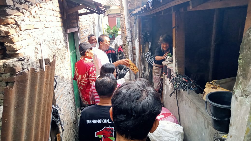 Calon Walikota Solo Teguh Prakosa sambangi warga di Kampung Yosodipuran, RW 01 dan RW 03, Kelurahan Kedunglumbu, Kecamatan Pasarkliwon, Kota Solo, Selasa (12/11/2024).