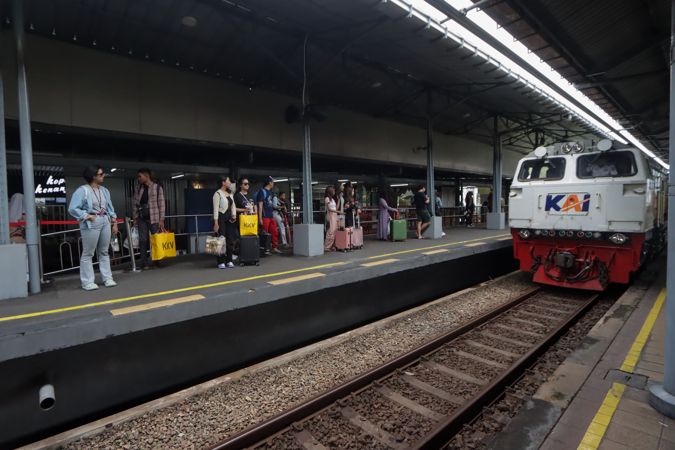 Penumpang menunggu kereta api datang di Stasiun Solo Balapan. (M Ihsan/Radar Solo)