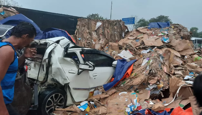 Kondisi kendaraan yang terlibat kecelakaan beruntun di Tol Cipularang Km 92, Senin (11/11).