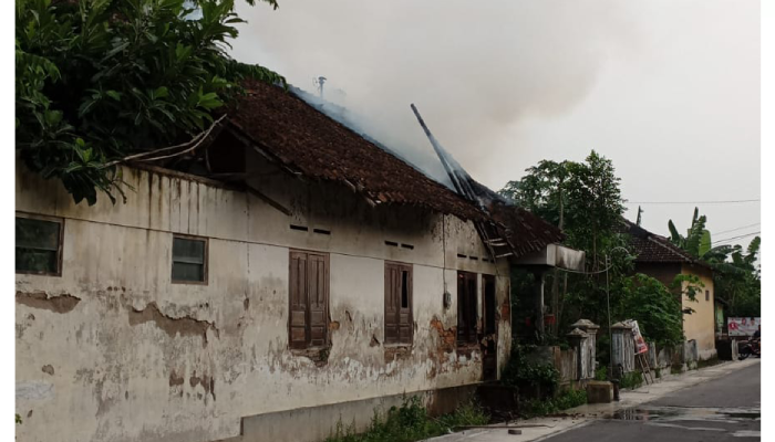 Asap mengepul dari bangunan rumah warga Trosemi, Gatak, Sukoharjo yang terbakar, Selasa (12/11) sore.