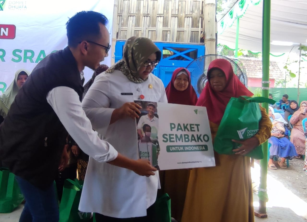 Bupati Sragen Kusdinar Untung Yuni Sukowati serahkan bantuan sembako ke warga miskin. (Ahmad Khairudin/Radar Solo)