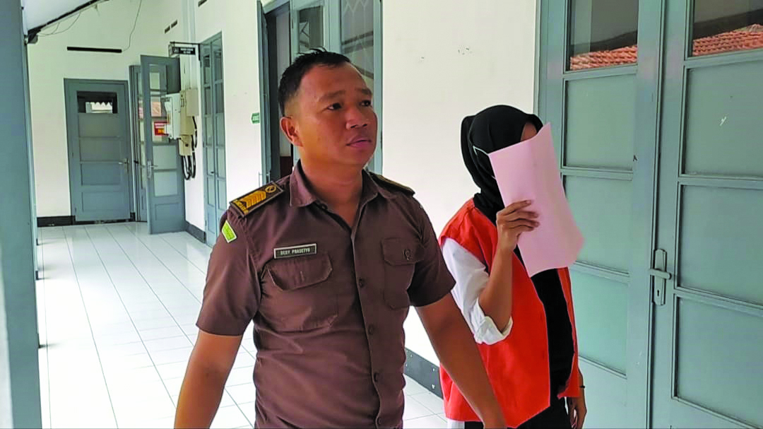 Terdakwa kasus kecelakaan maut di Overpass Manahan Isfaul Janah (kanan) berjalan masuk ke ruang sidang di Pengadilan Negeri (PN) Kota Solo, Selasa (12/11).