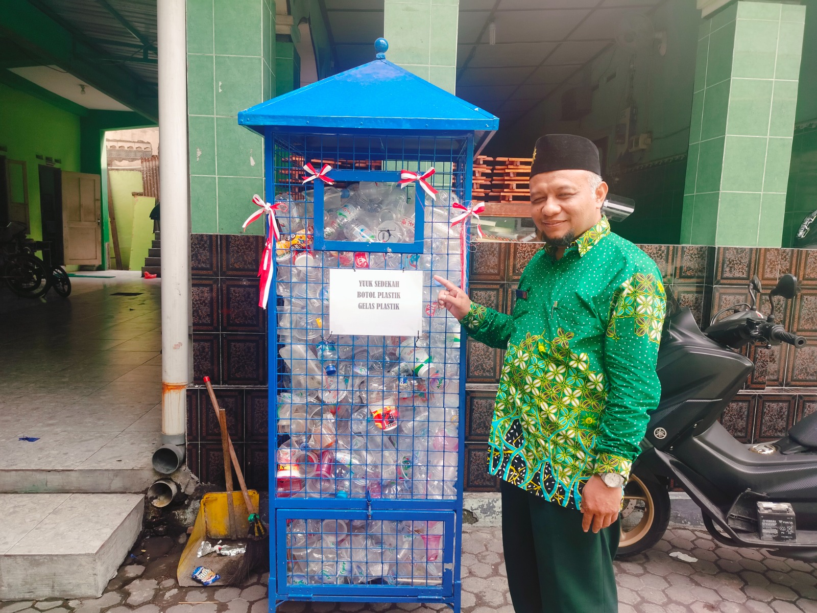 Kepala SD Muhammadiyah 20 Sidorejo Surakarta Joko Susilo memperlihatkan kandang sampah yang ada di sekolahnya.