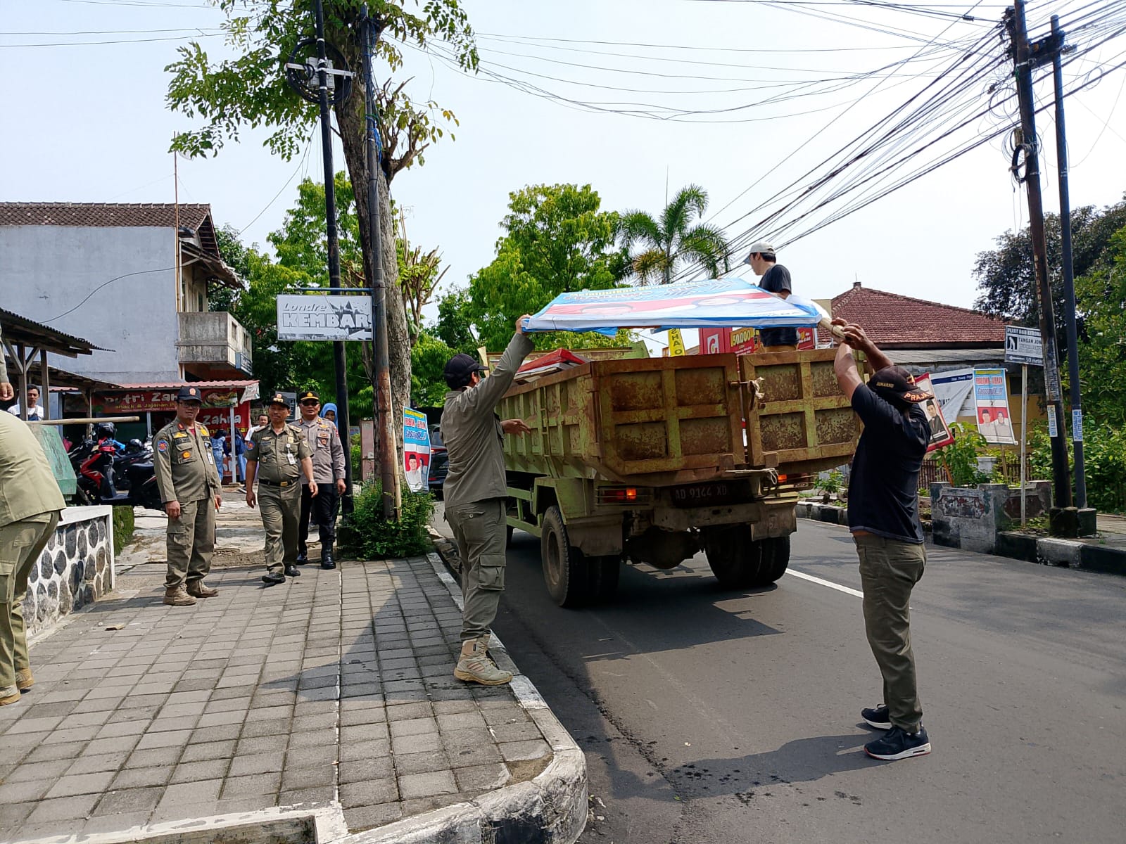 Personel gabungan di Boyolali menertibkan alat peraga kampanye yang pemasangannya langgar aturan, Selasa (12/11/2024).