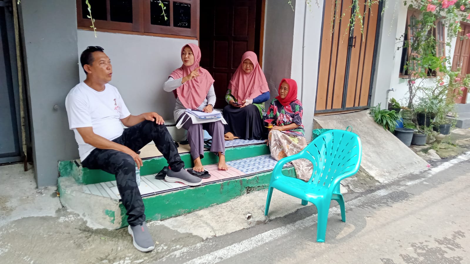 Calon Walikota Solo Teguh Prakosa mendapat banyak masukan dari warga untuk mendukung pembangunan Kota Solo. Salah satunya saat mengunjungi Kelurahan Bumi, Laweyan, Selasa (12/11/2024).