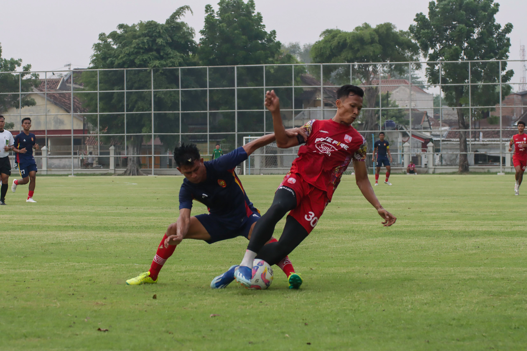 Bek Persis Solo Eky Taufik menjaga ketat pergerakan pemain Persiba Bantul di Lapangan Banyuanyar, Rabu (13/11) sore.