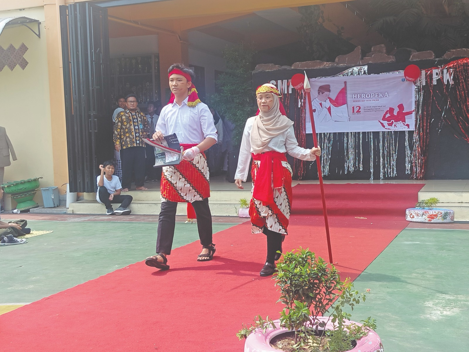 Fashion show tema pahlawan di SMP Muhammadiyah PK Kottabarat.